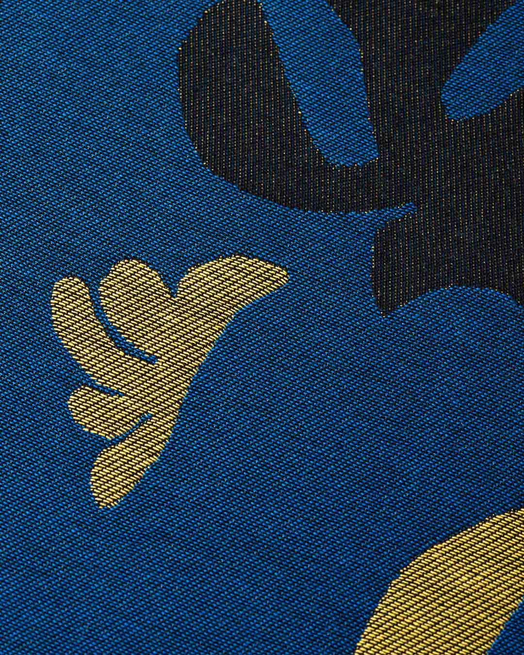 KÜCHENTUCH KOMPOSITION AUF BLAUEM HINTERGRUND